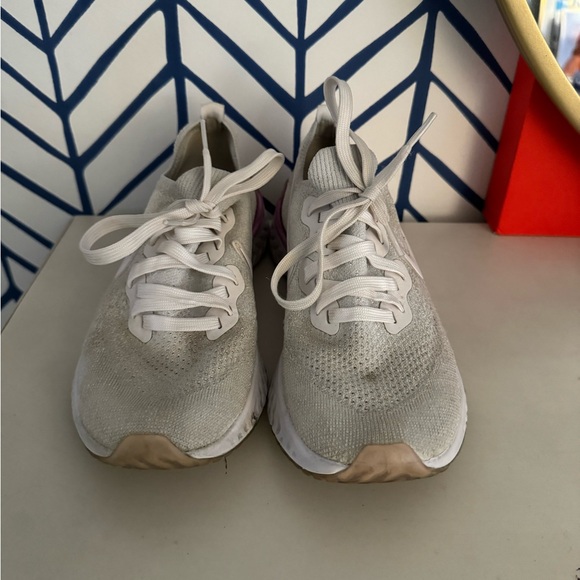 Nike Epic React Flyknit Sneakers White/White pink foam SIZE: 7 - Picture 3 of 4